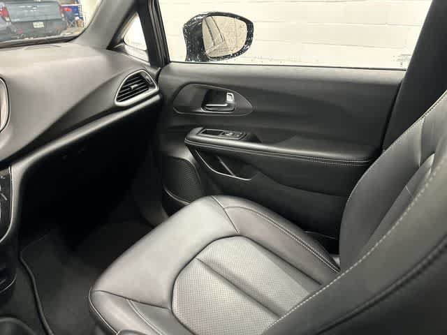 Used 2025 Chrysler Pacifica Select FWD image 13