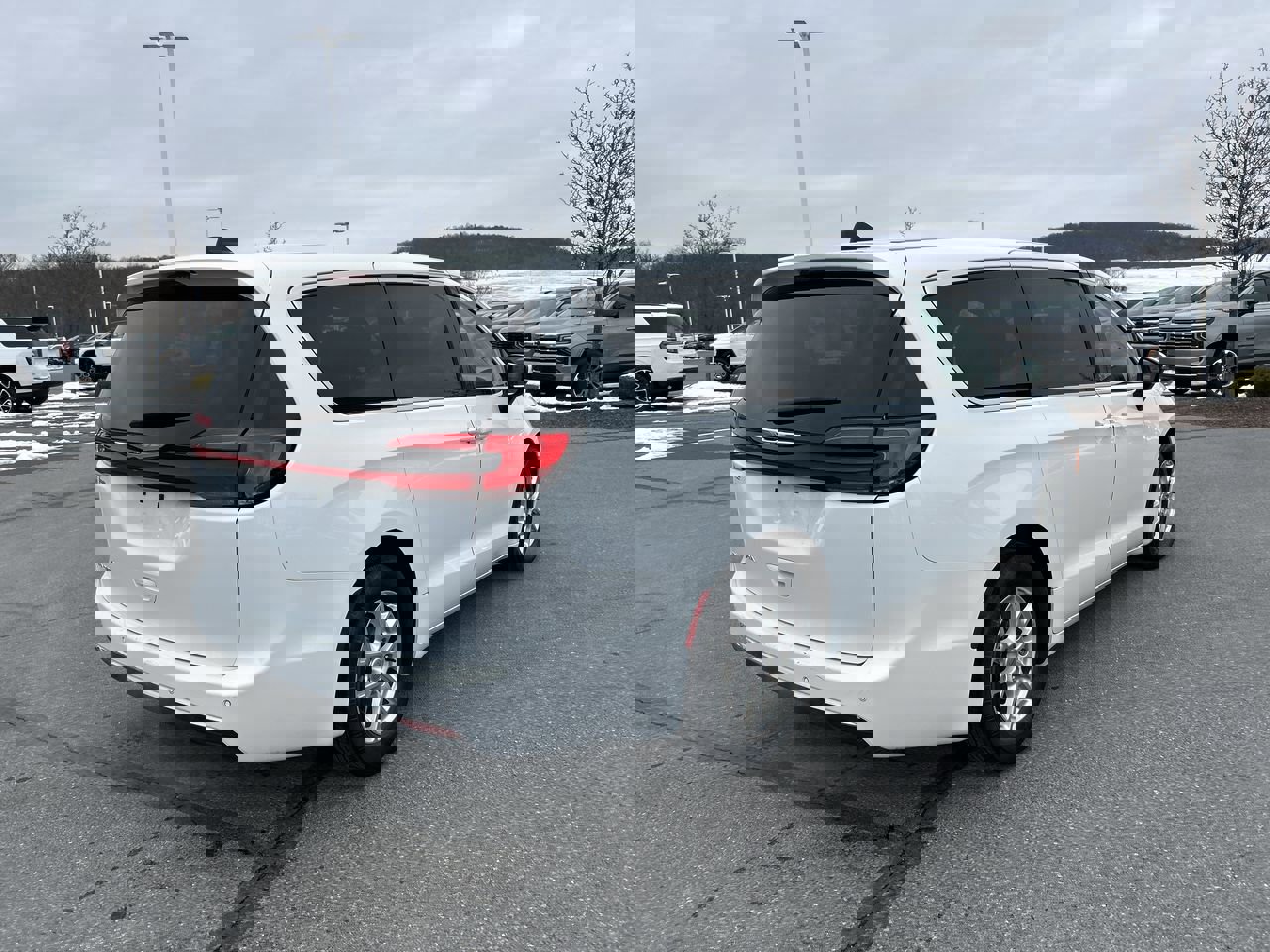 Used 2023 Chrysler Pacifica Touring-L image 7