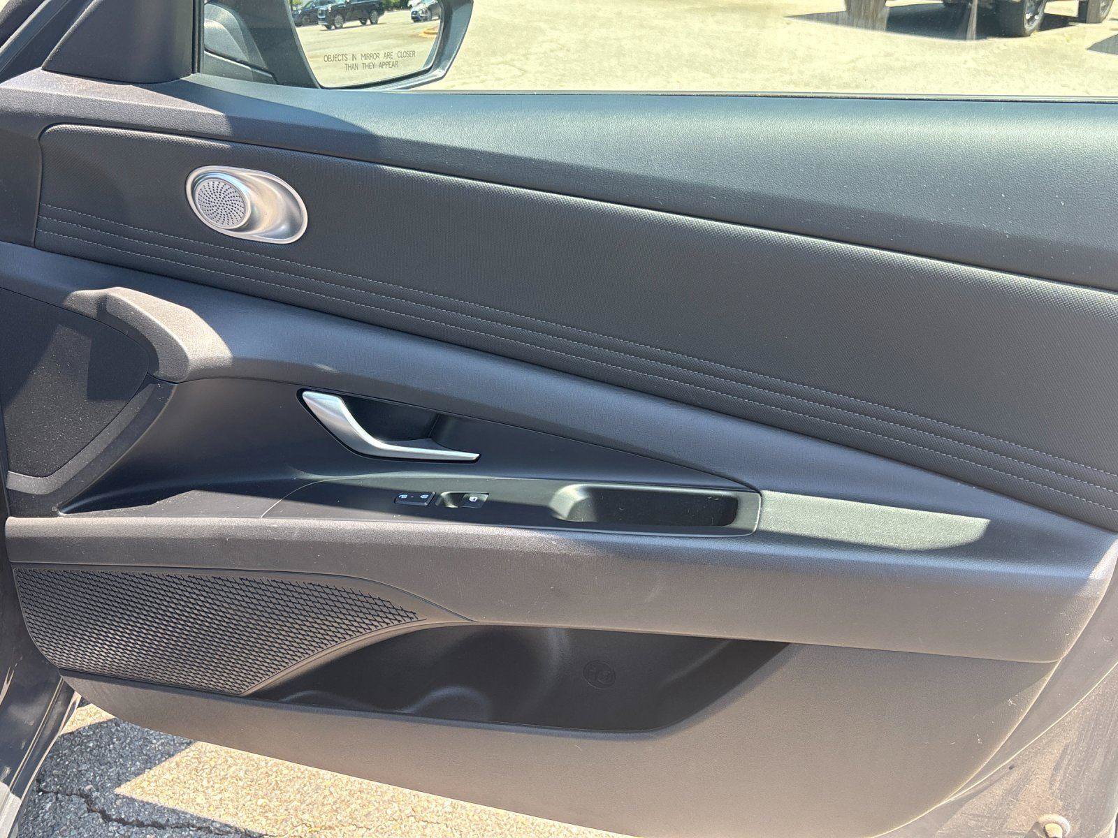 Used 2025 Hyundai Elantra SEL FWD image 39