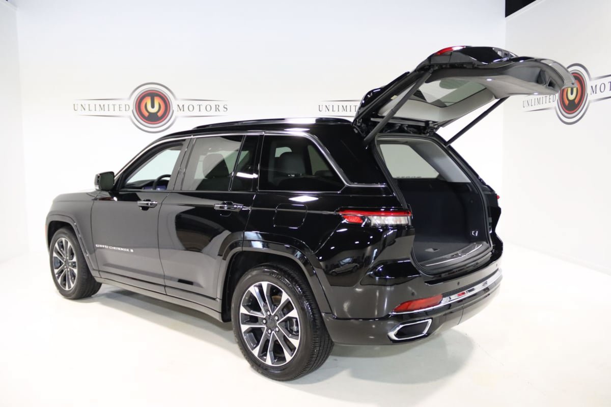 Used 2023 Jeep Grand Cherokee Overland AWD/4WD image 33