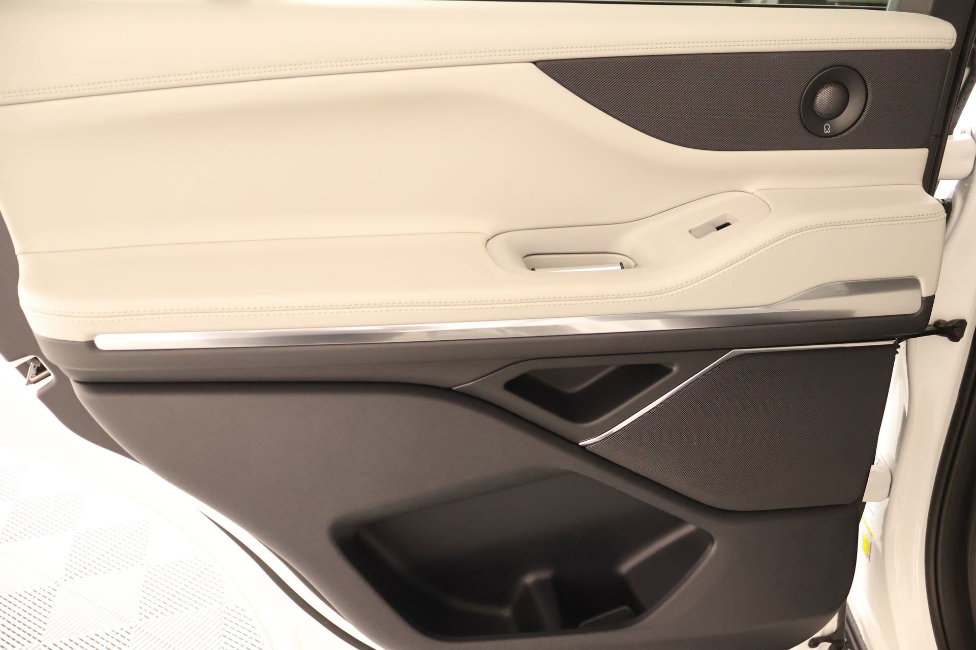 New 2026 Lincoln Navigator Premiere AWD/4WD image 18