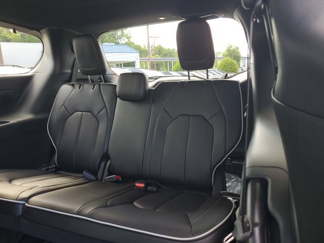 New 2027 Chrysler Pacifica Limited AWD/4WD image 15