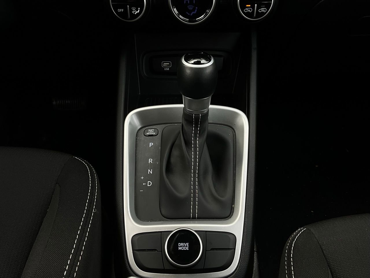 Used 2025 Hyundai Venue SEL image 24