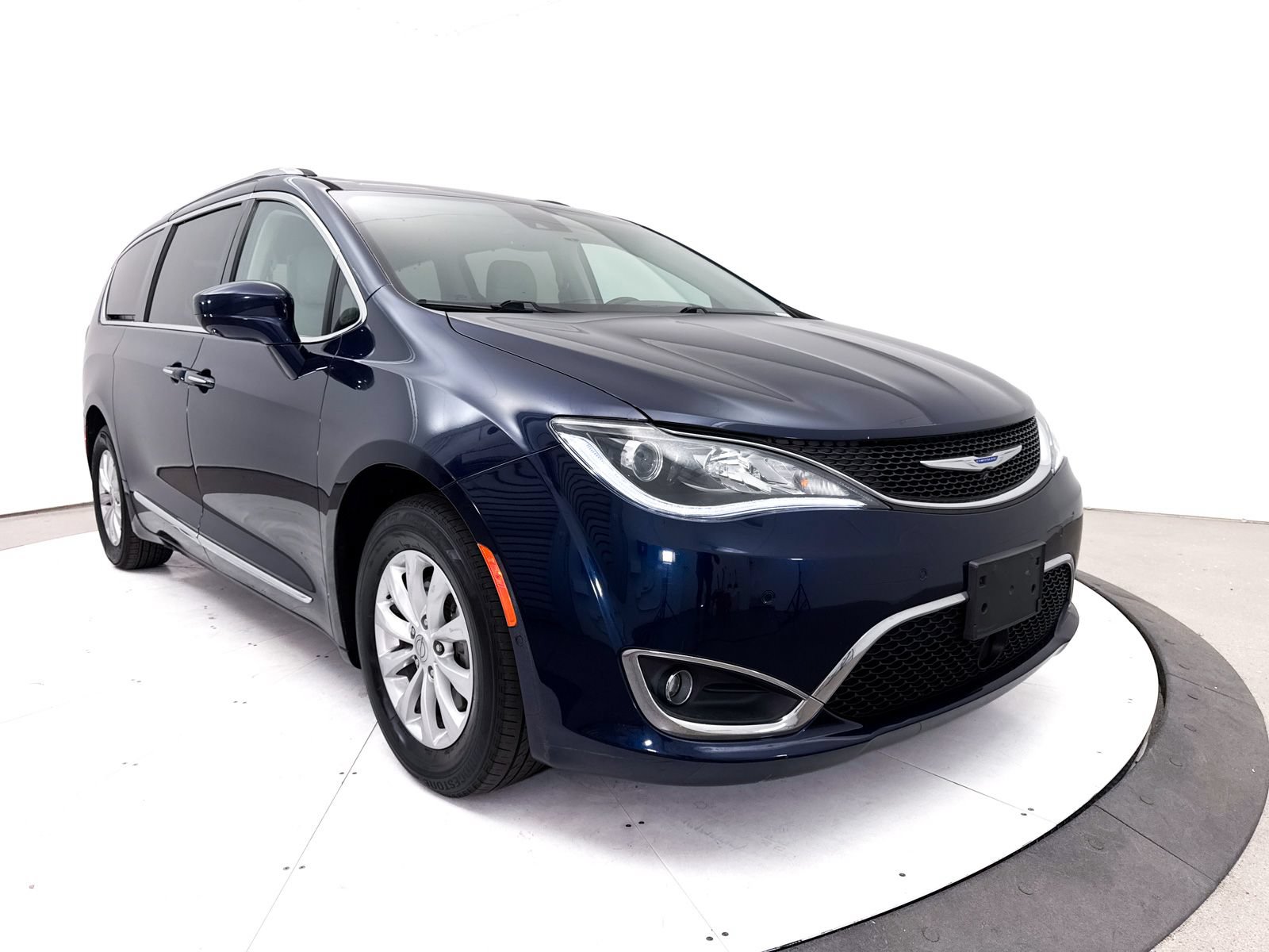 Used 2018 Chrysler Pacifica Touring-L Plus w/ Advanced Safetytec Group FWD image 11