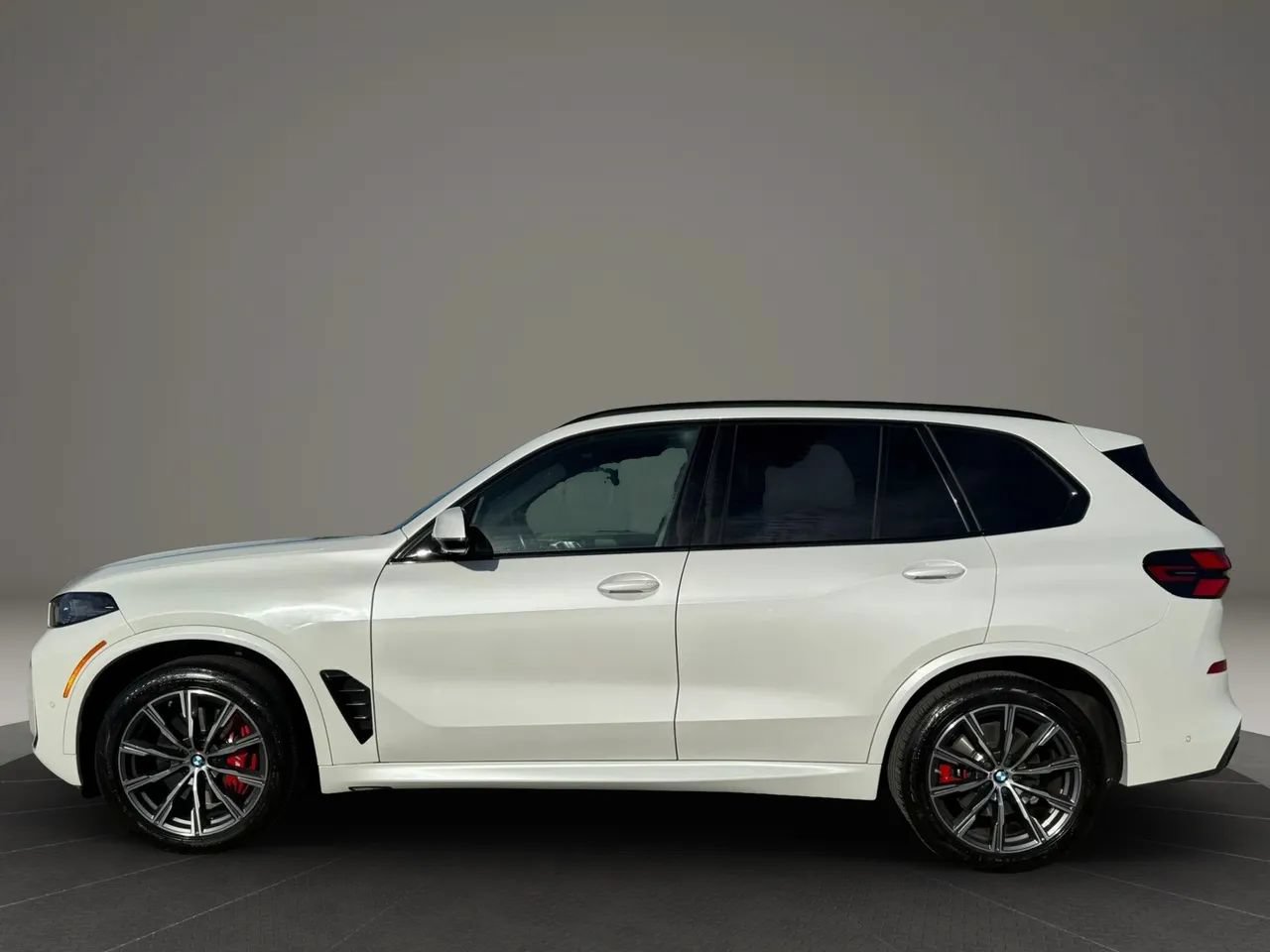 Used 2024 BMW X5 xDrive40i w/ M Sport Package AWD/4WD image 5