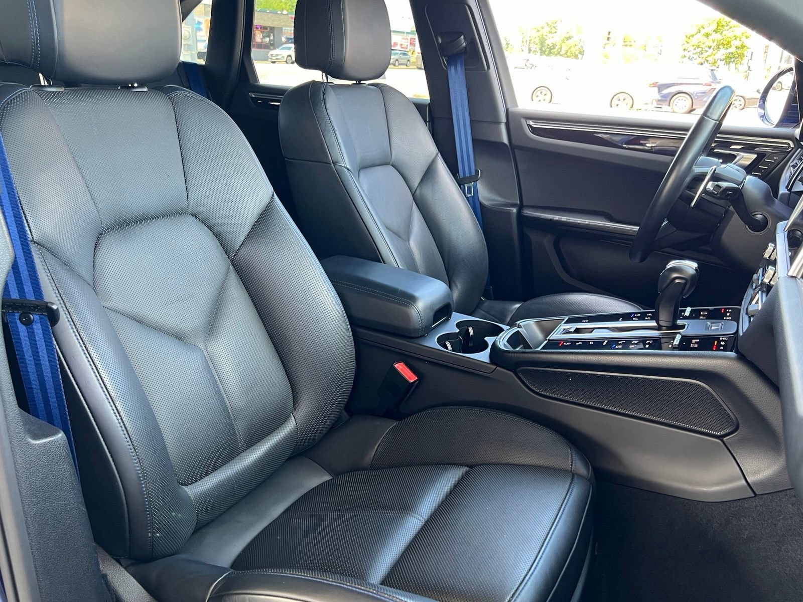 Used 2022 Porsche Macan AWD/4WD image 16