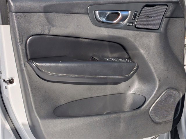 Used 2022 Volvo XC60 B5 Inscription image 15