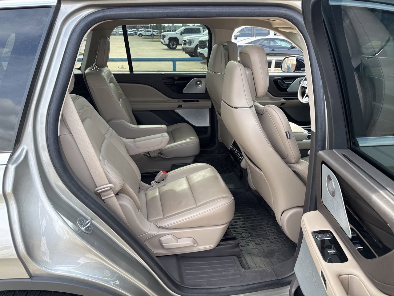 Used 2023 Lincoln Aviator Reserve w/ Equipment Group 201A AWD/4WD image 12