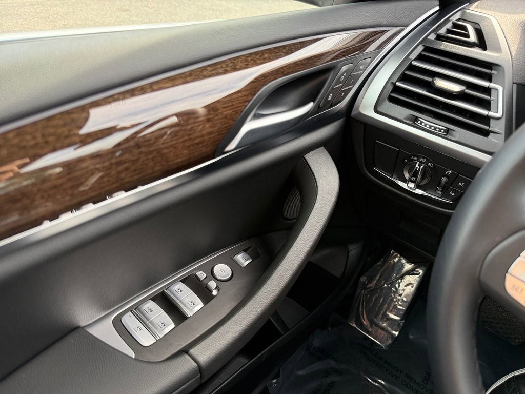 Certified 2025 BMW X4 xDrive30i w/ Premium Package image 28