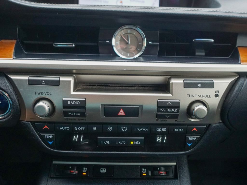 Used 2014 Lexus ES 300h w/ Luxury Package w/Bamboo Trim image 25