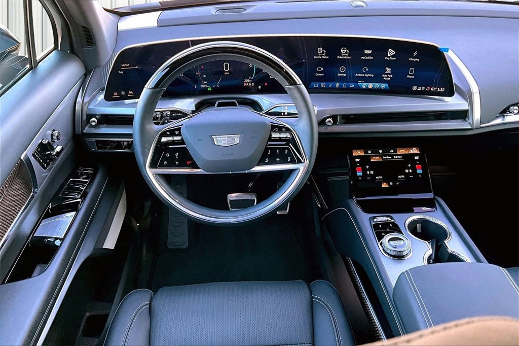 Used 2026 Cadillac Vistiq Sport image 2