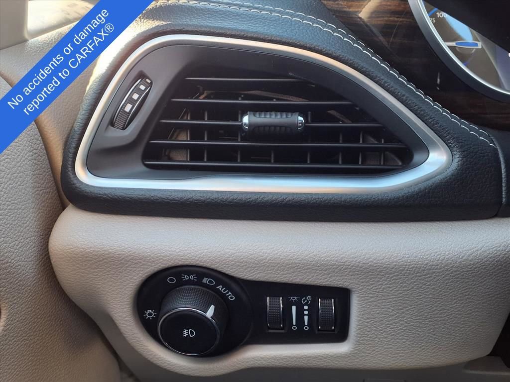 Used 2023 Chrysler Pacifica Limited image 30