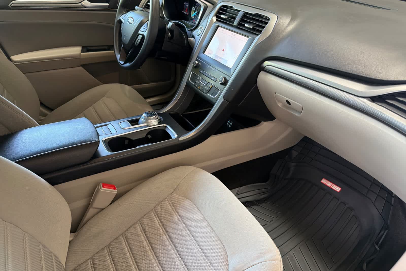Used 2020 Ford Fusion SE FWD image 16