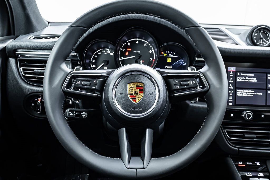Certified 2025 Porsche Macan image 14