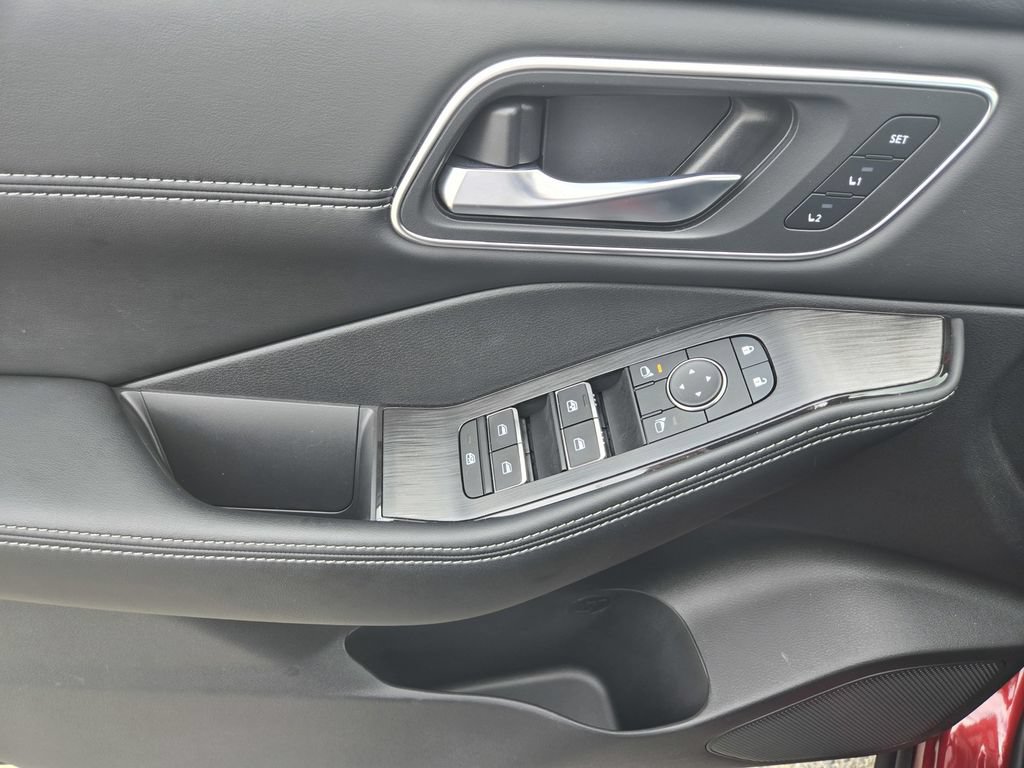 Used 2026 Nissan Rogue Platinum w/ Tech Package AWD/4WD image 16