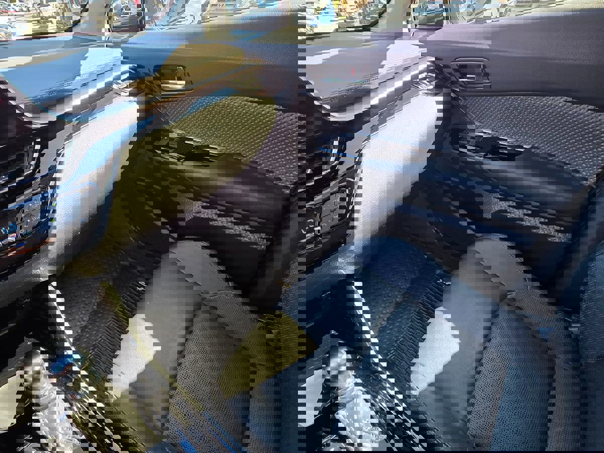 Used 2020 Toyota C-HR Limited FWD image 41