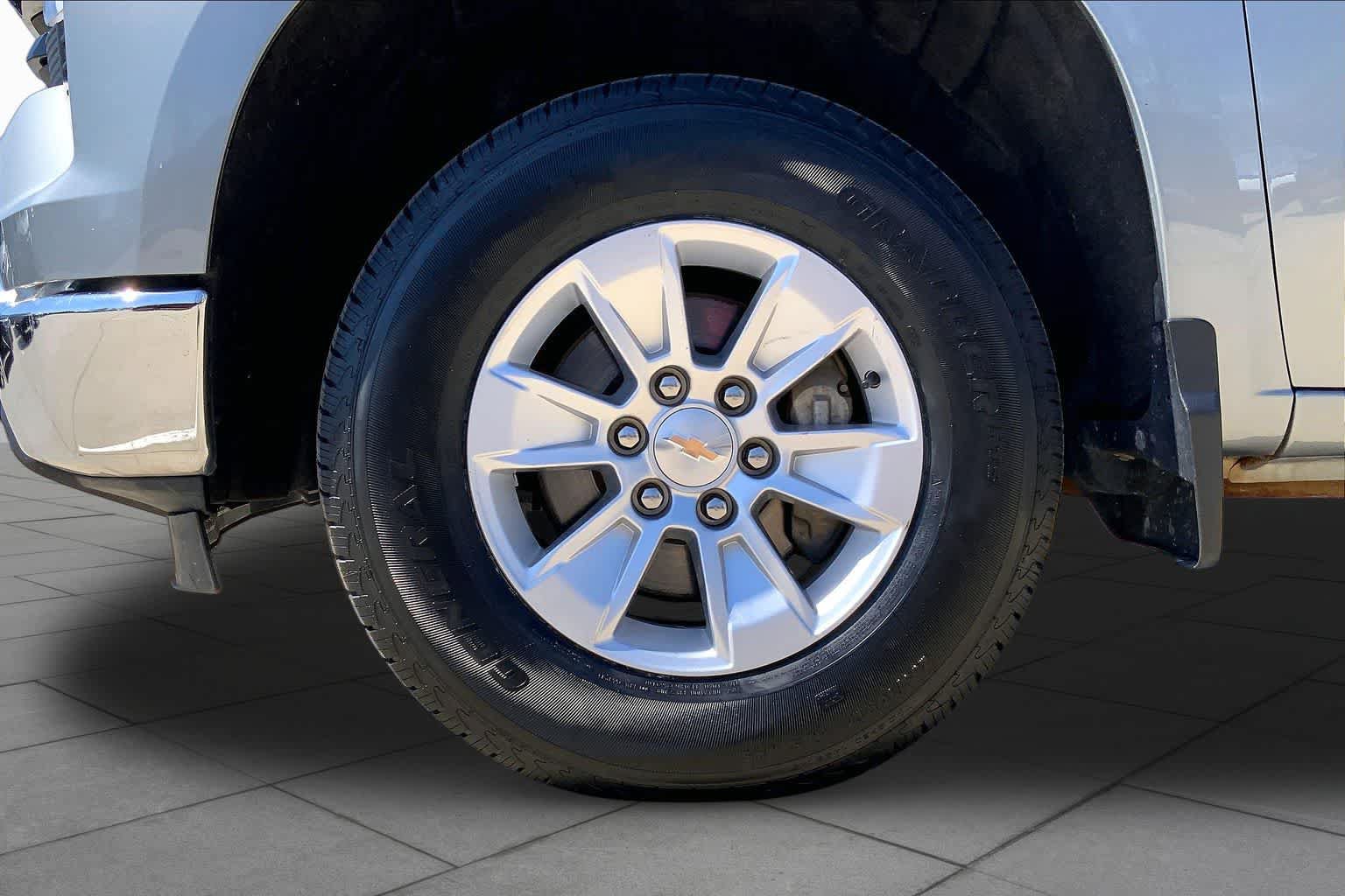Used 2025 Chevrolet Silverado 1500 LT AWD/4WD image 18