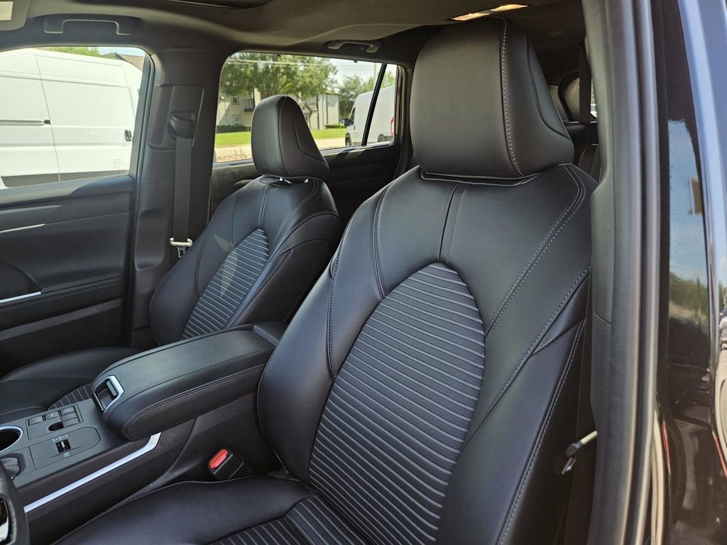 Used 2023 Toyota Highlander XSE FWD image 13