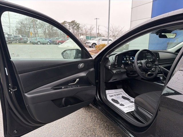 Used 2025 Hyundai Elantra SE image 9
