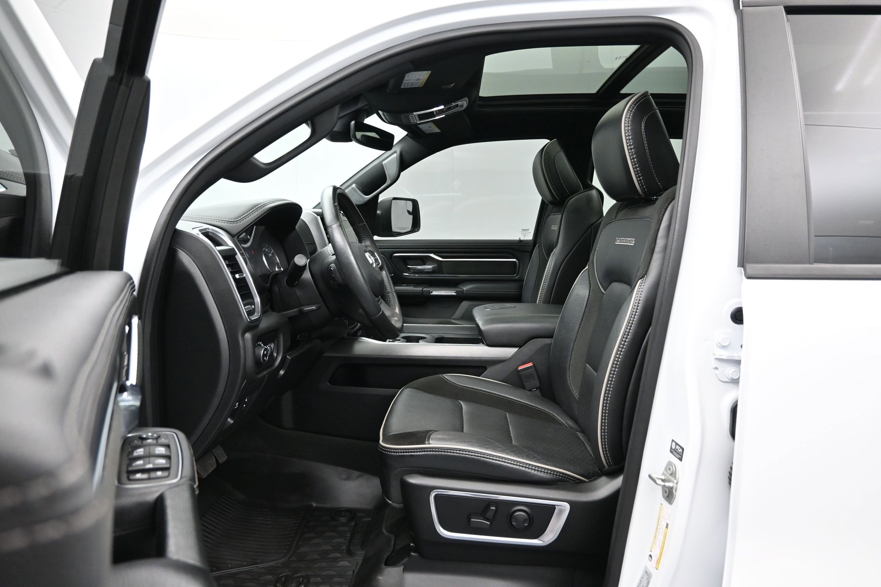 Used 2024 RAM 1500 Laramie AWD/4WD image 9