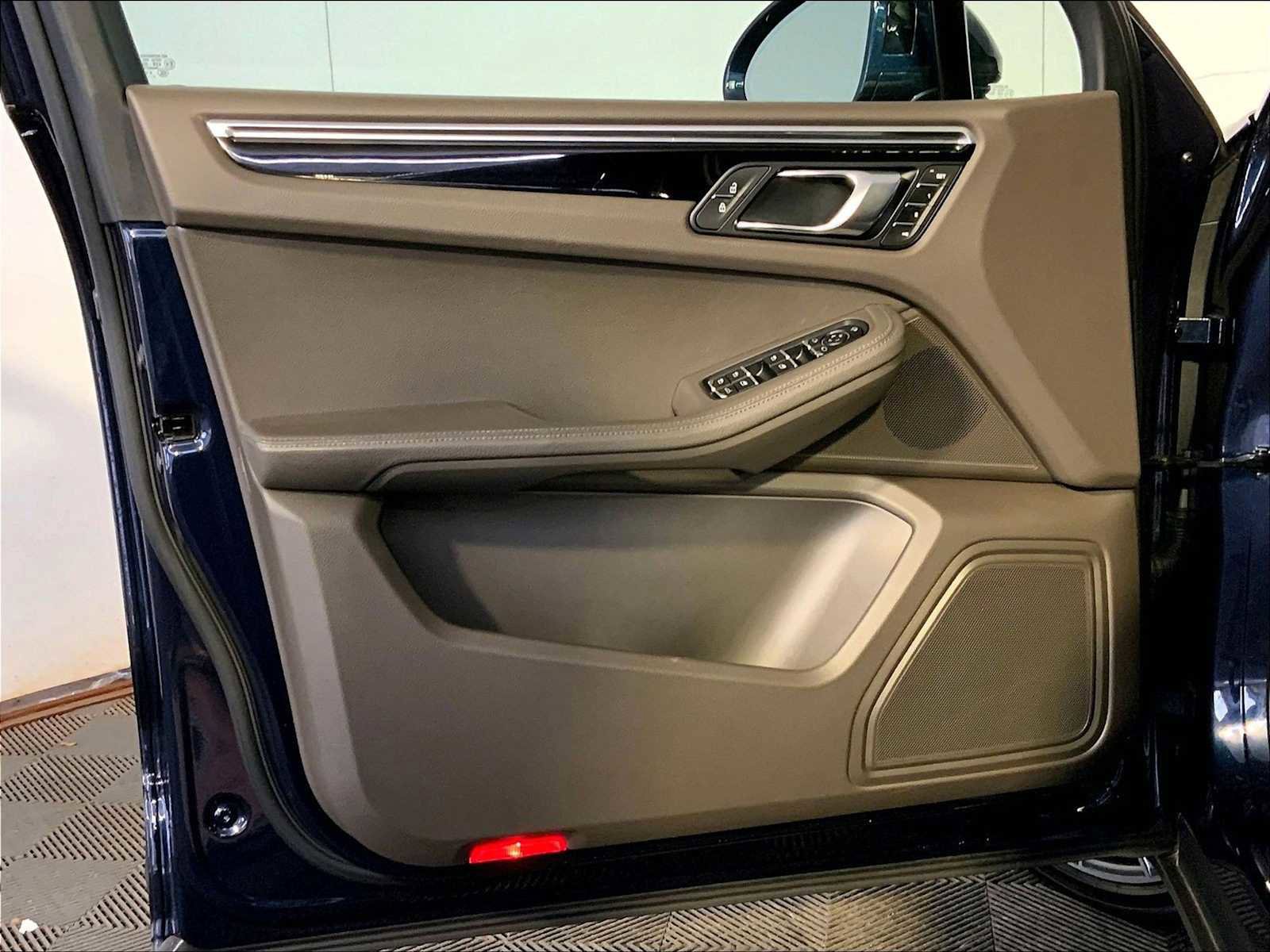 Certified 2023 Porsche Macan image 25