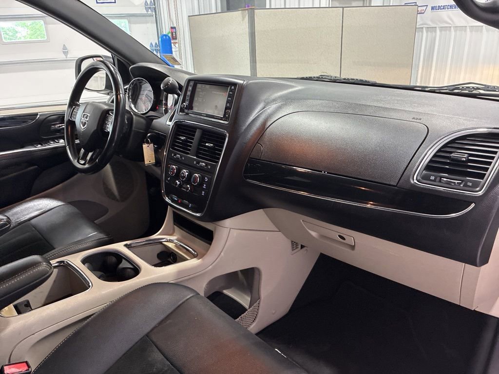 Used 2017 Dodge Grand Caravan SXT image 40