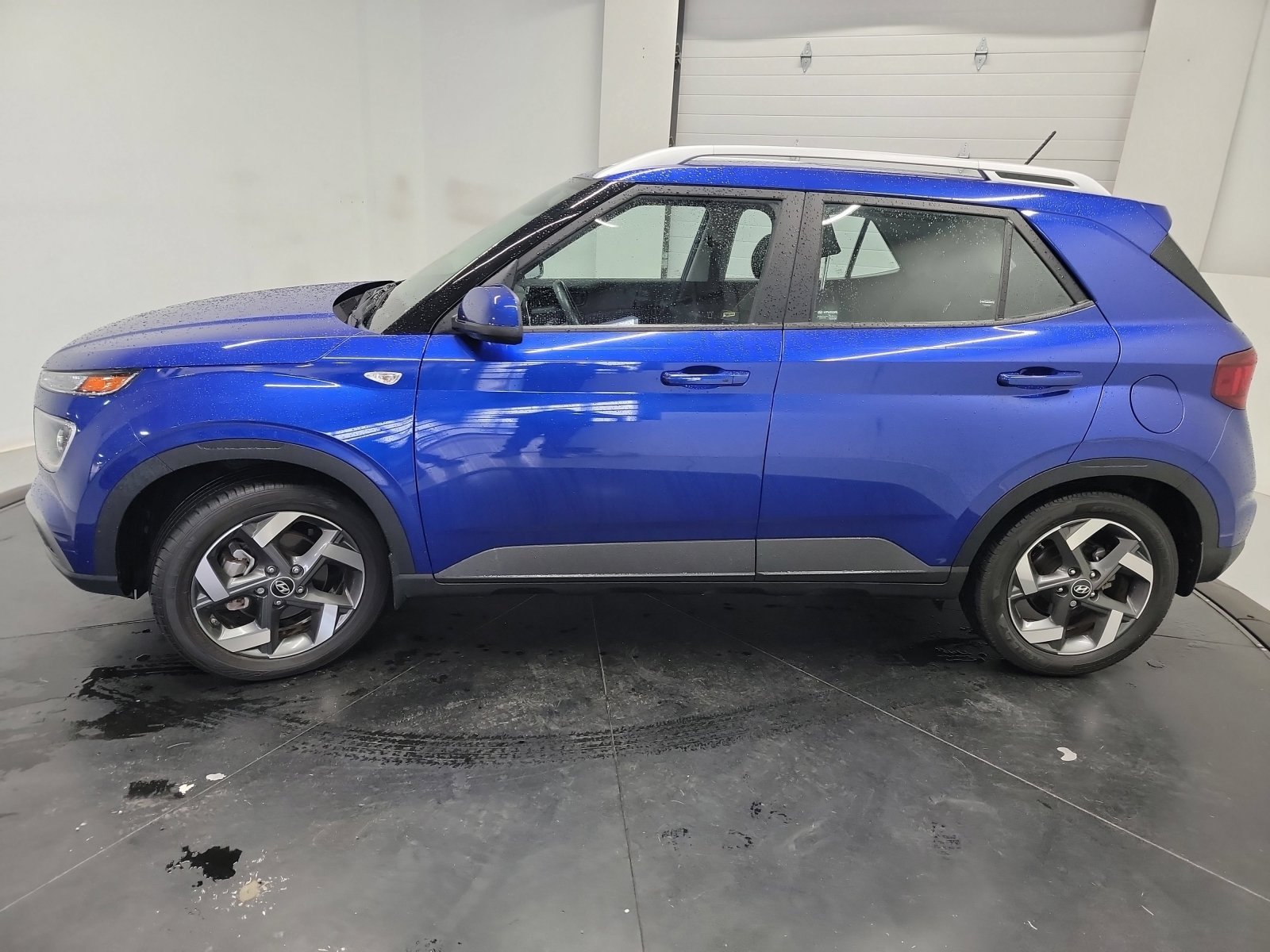 Used 2023 Hyundai Venue Limited FWD image 4