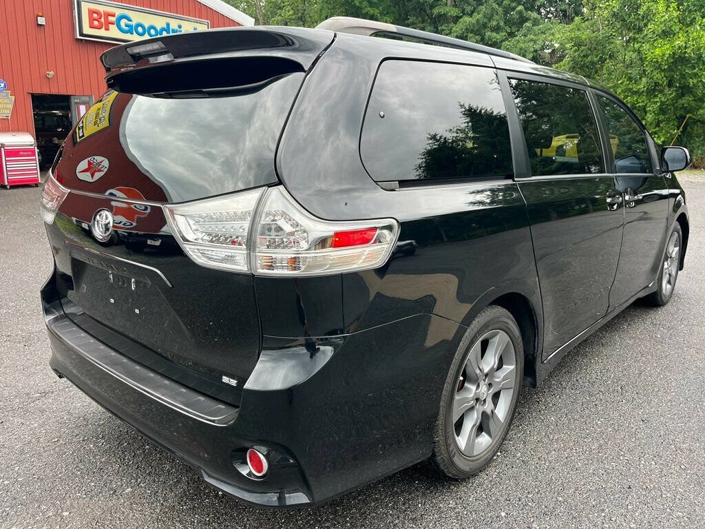 Used 2016 Toyota Sienna SE Premium FWD image 3