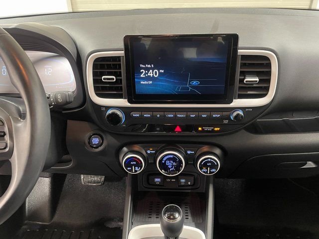 Used 2023 Hyundai Venue Limited image 18