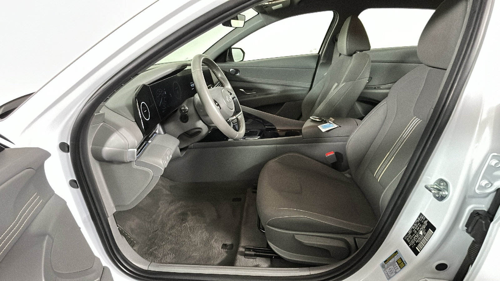 Used 2025 Hyundai Elantra SEL FWD image 13