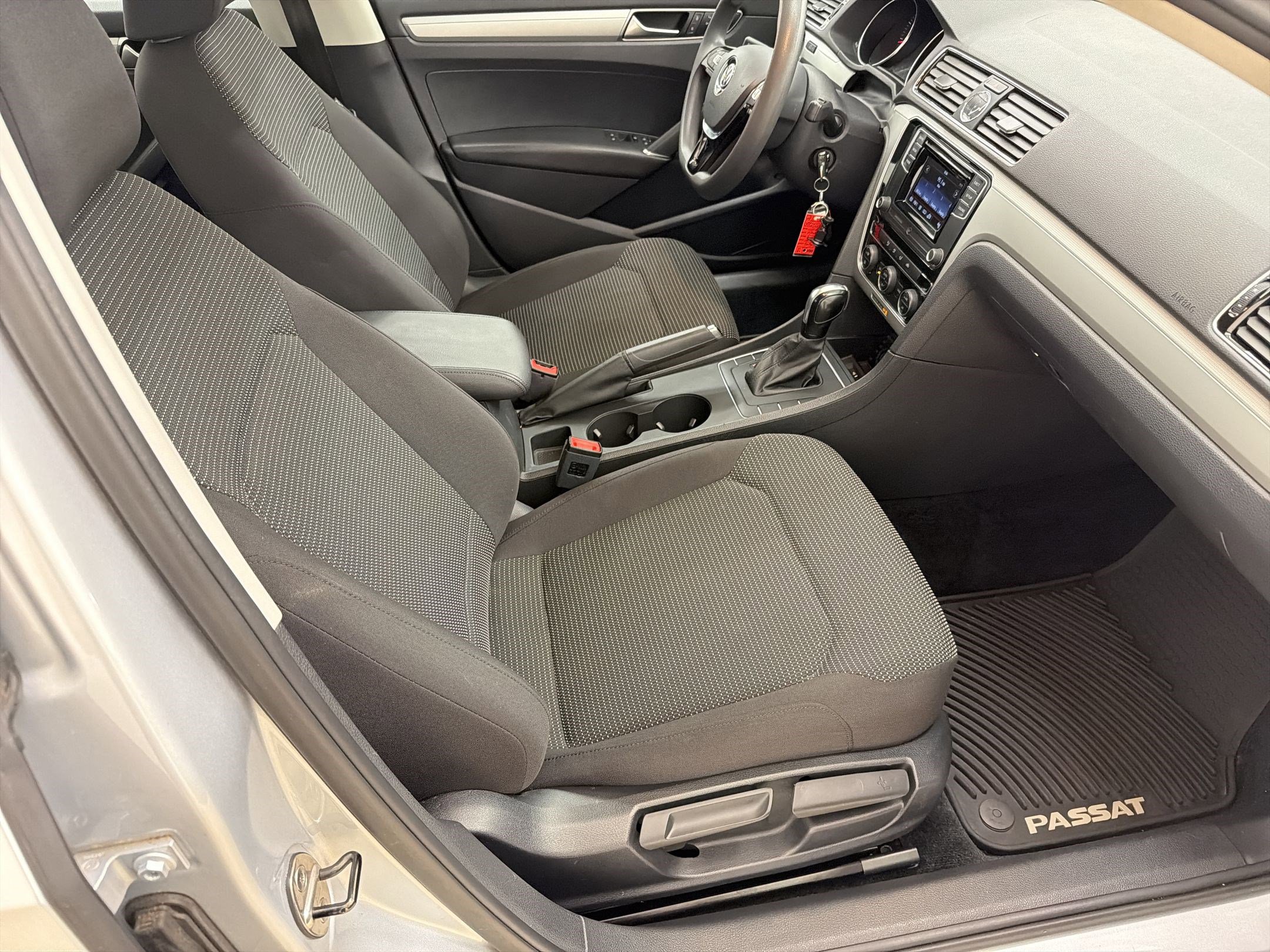 Used 2016 Volkswagen Passat 1.8T R-Line image 27