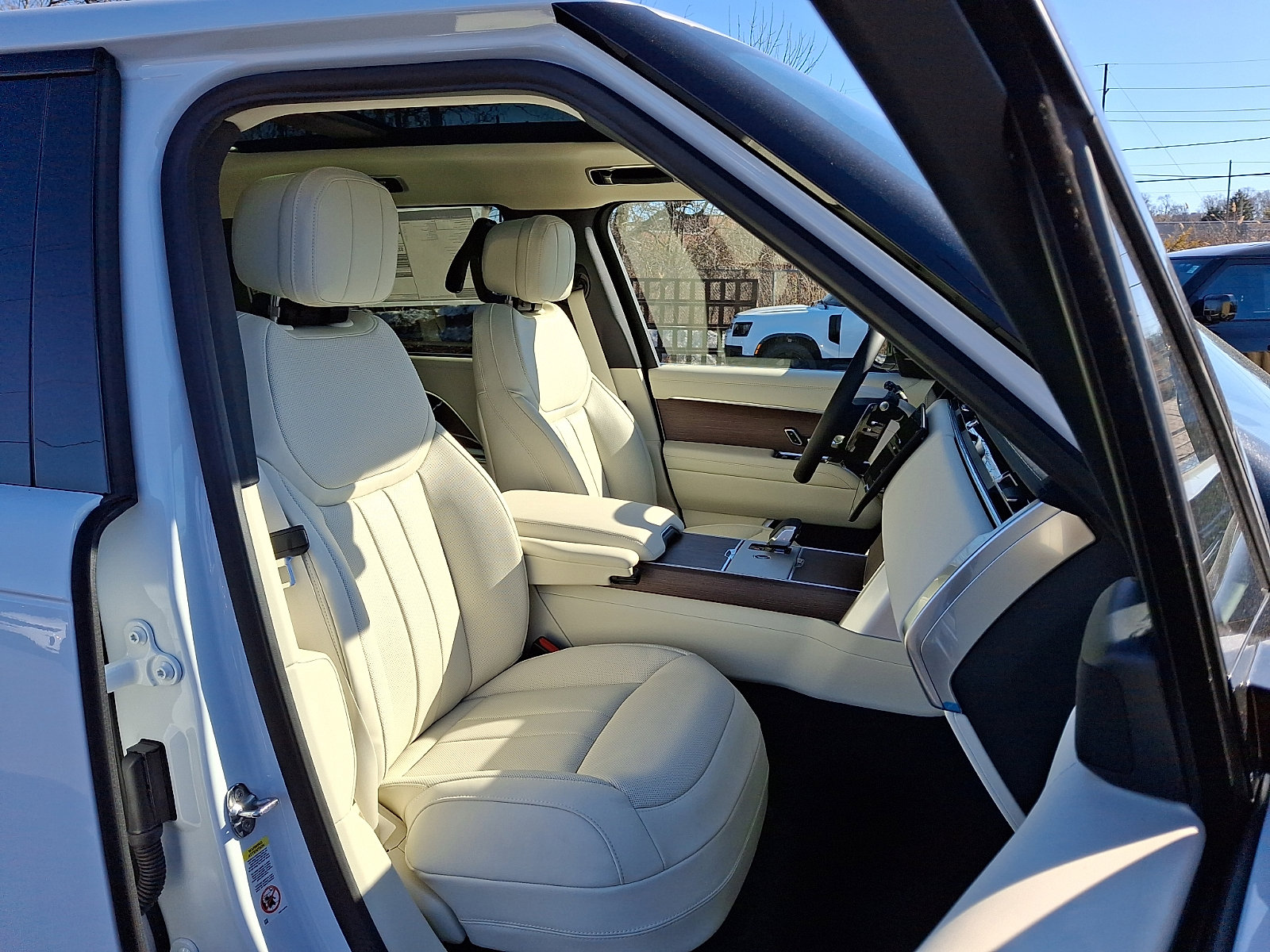 New 2026 Land Rover Range Rover Long Wheelbase SE image 3