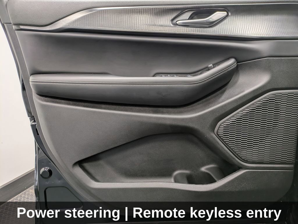 Used 2025 Jeep Grand Cherokee Altitude image 10