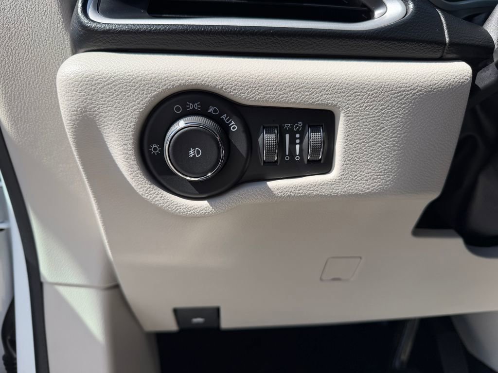 Used 2017 Chrysler Pacifica Touring Plus w/ Tire & Wheel Group FWD image 18