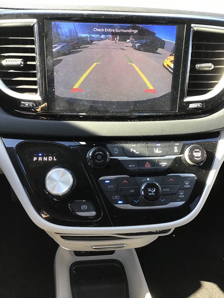 Used 2023 Chrysler Pacifica Touring-L image 11