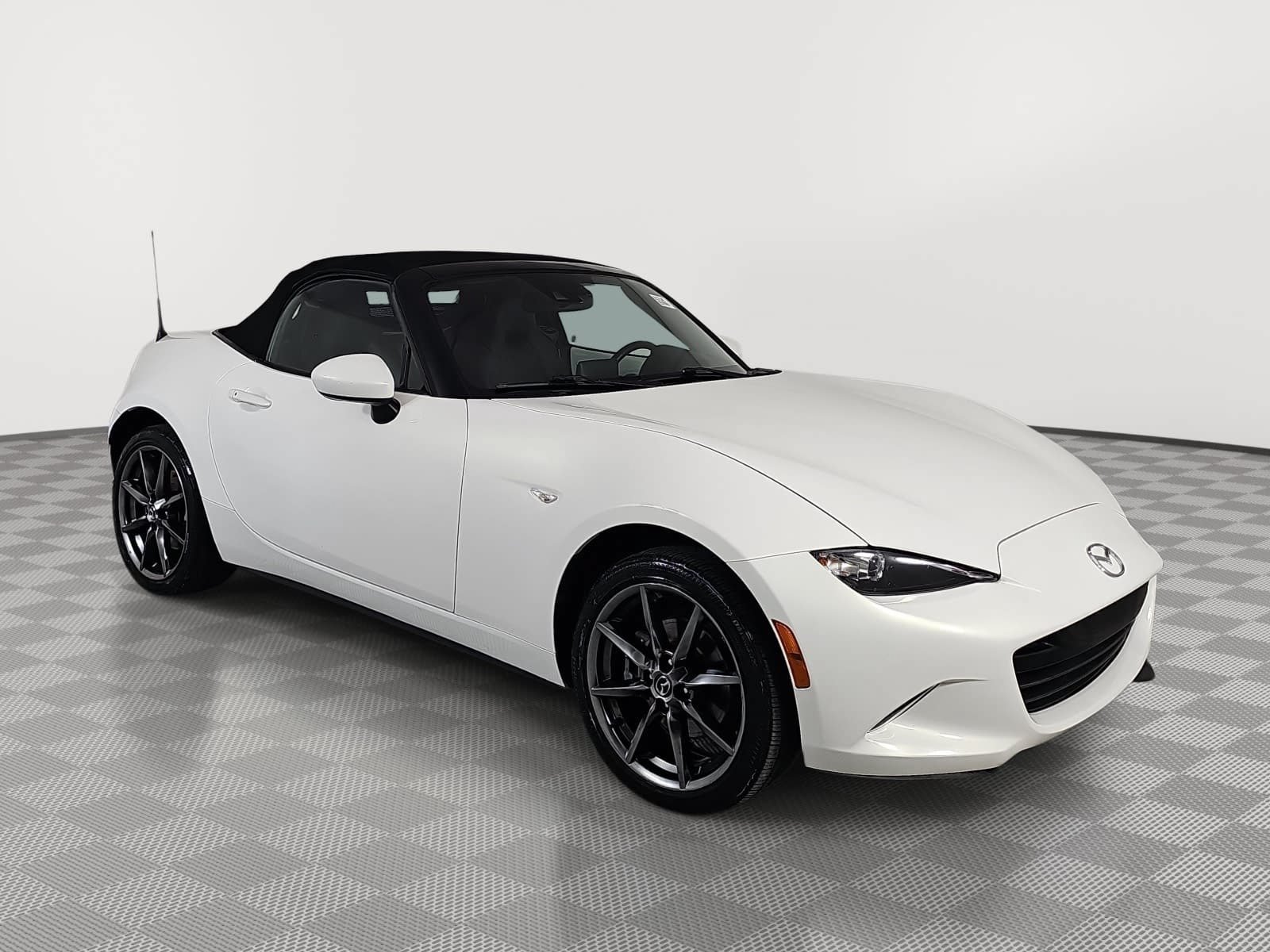 Used 2016 MAZDA MX-5 Miata Grand Touring RWD image 2