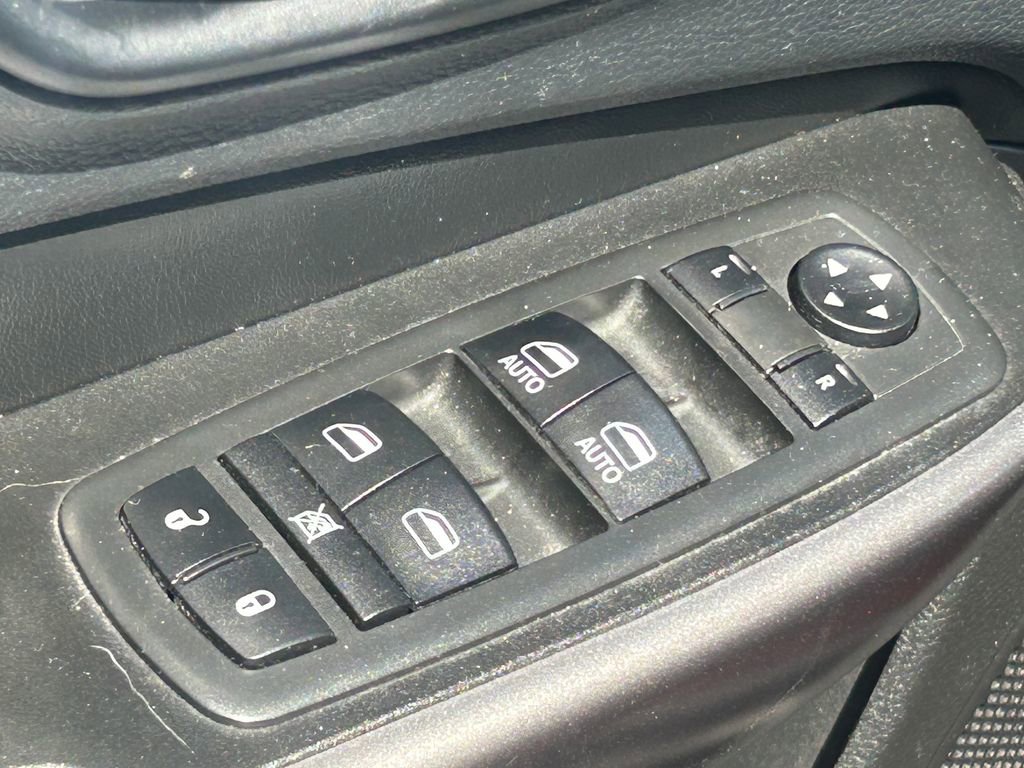 Used 2019 Jeep Cherokee Latitude Plus w/ Comfort/Convenience Group FWD image 28