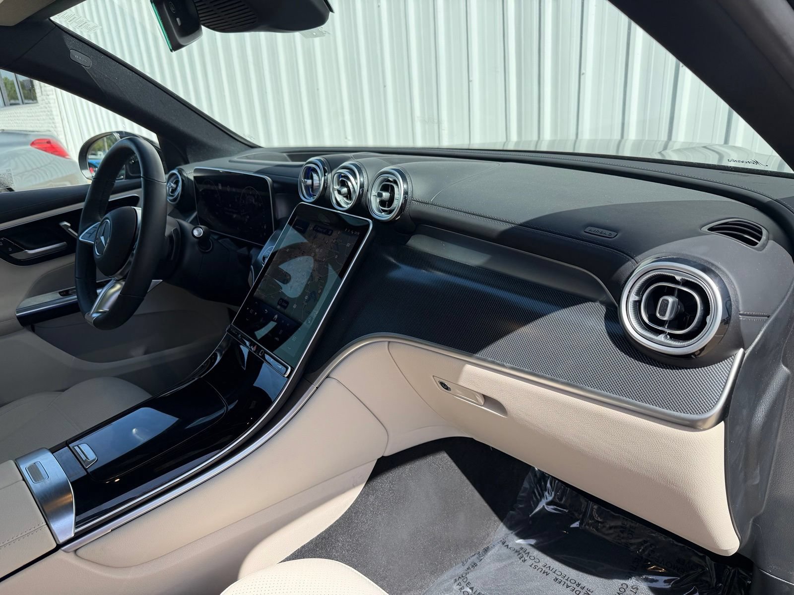 Used 2025 Mercedes-Benz GLC 300 4MATIC image 23