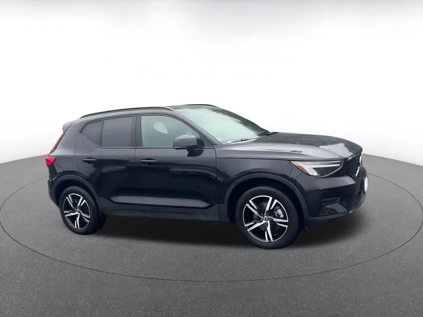Used 2024 Volvo XC40 B5 Core image 2