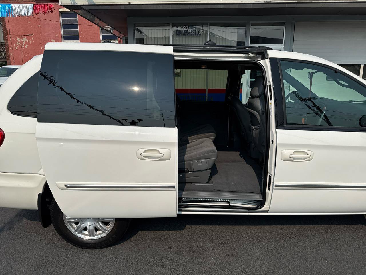 Used 2005 Chrysler Town & Country Touring FWD image 26