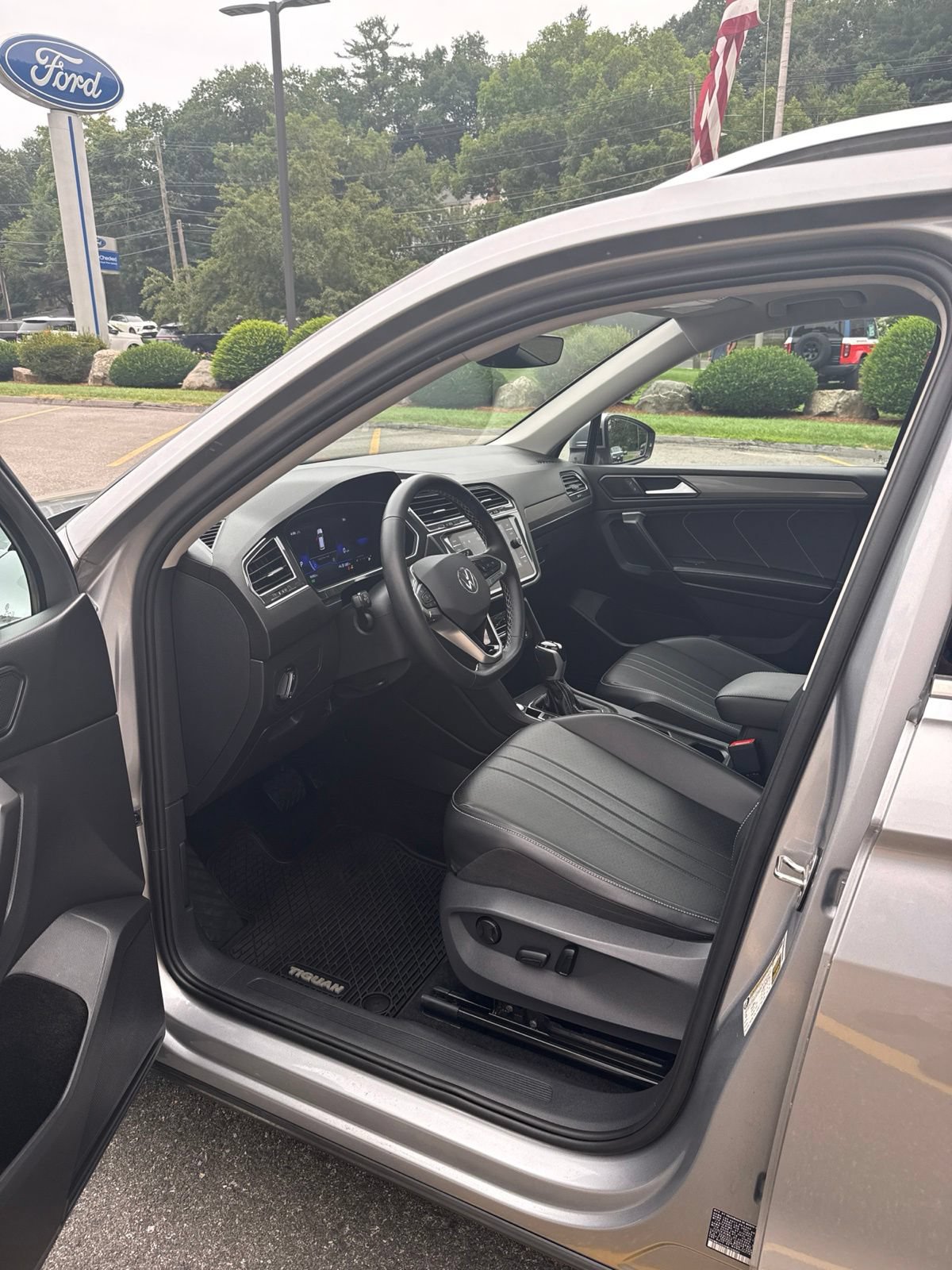 Used 2023 Volkswagen Tiguan SE w/ Panoramic Sunroof Package AWD/4WD image 7