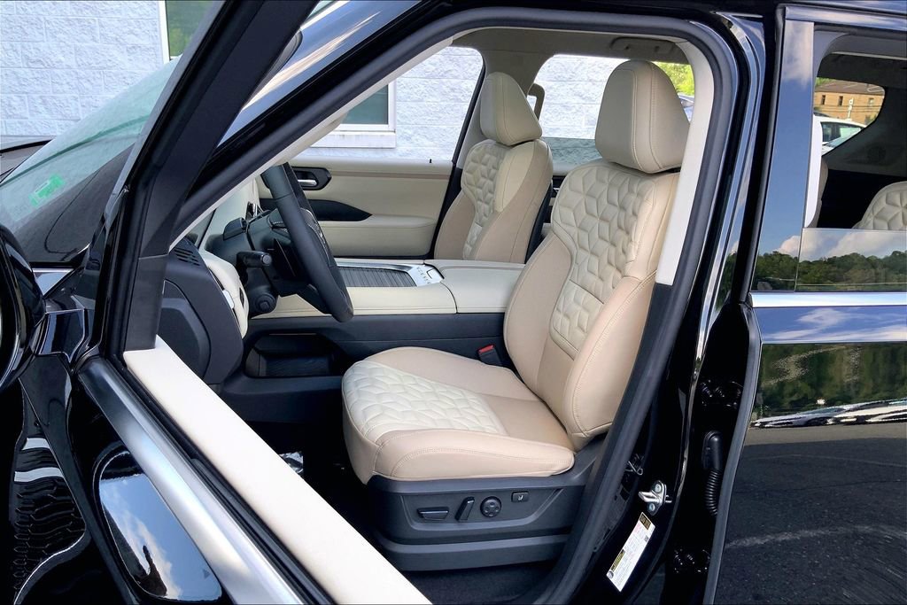 New 2025 Nissan Armada Platinum Reserve image 9