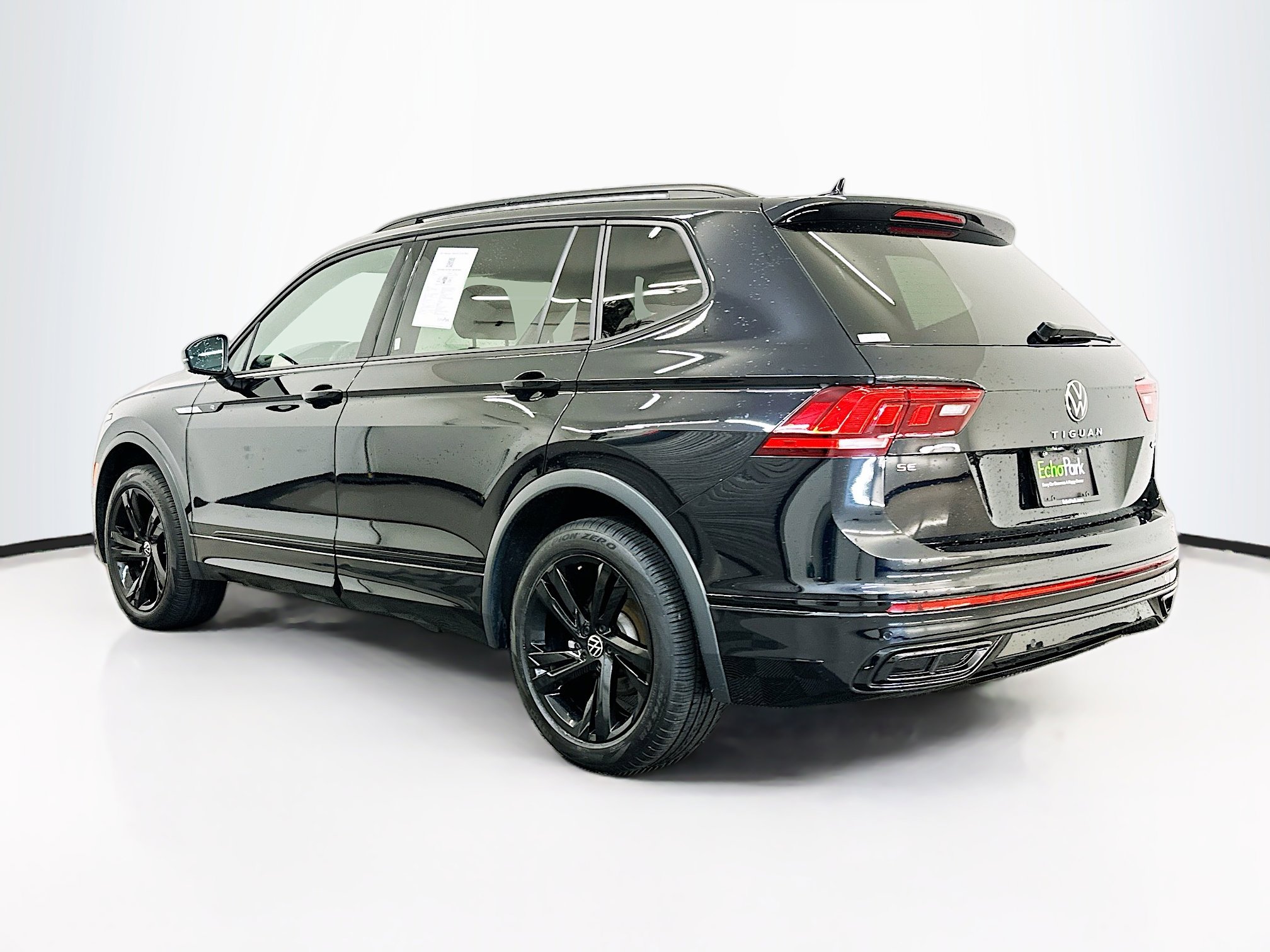 Used 2024 Volkswagen Tiguan SE R-Line image 5