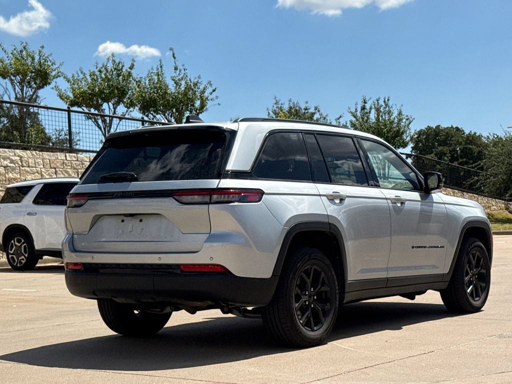 Used 2024 Jeep Grand Cherokee Altitude RWD image 8