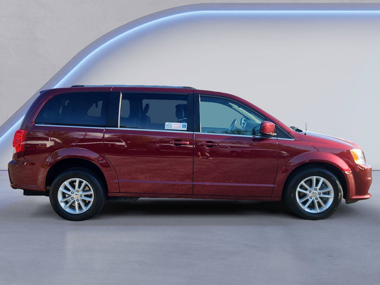 Used 2019 Dodge Grand Caravan SXT FWD image 2