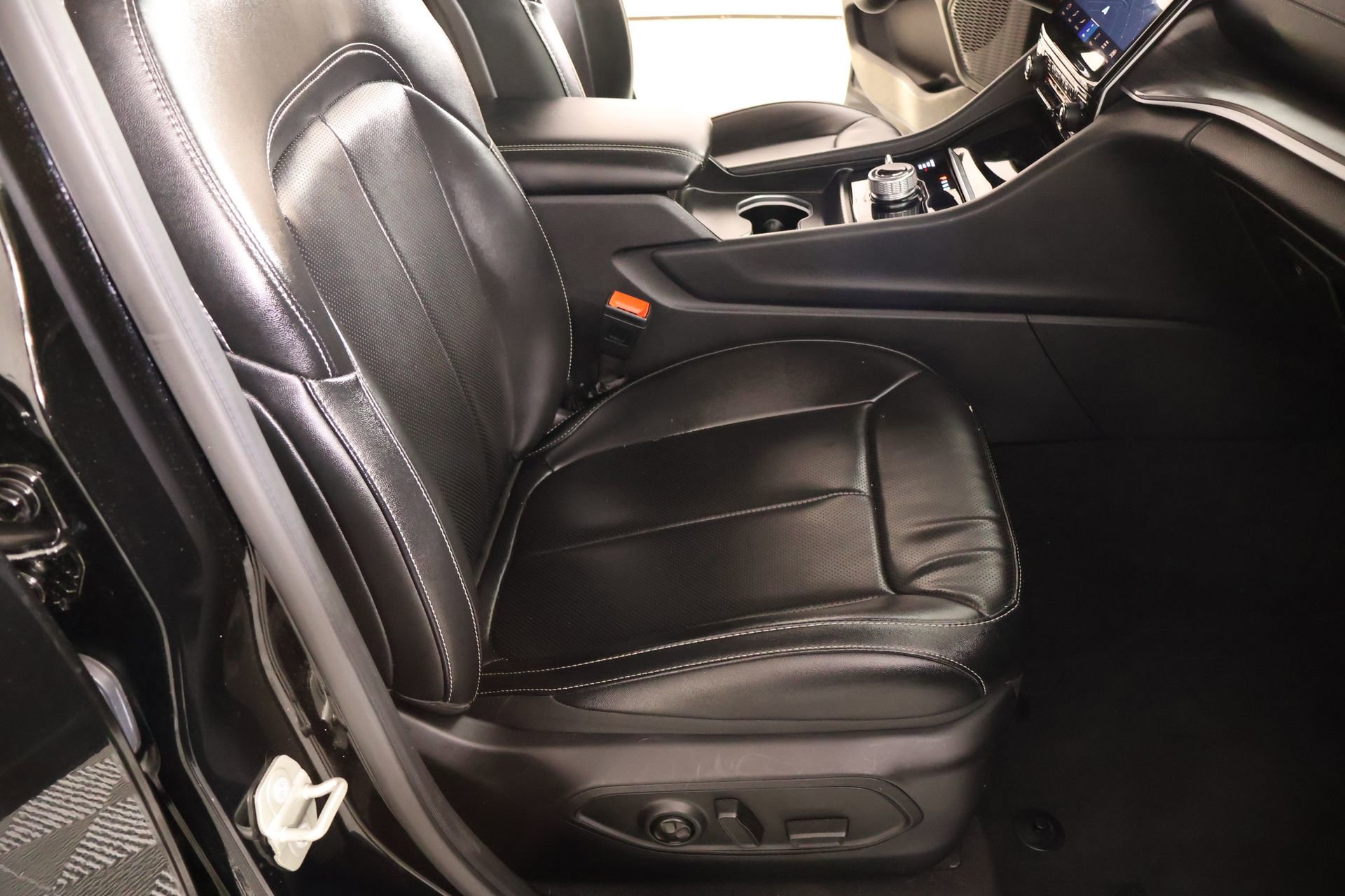 Used 2024 Jeep Grand Cherokee L Limited w/ Luxury Tech Group II AWD/4WD image 15