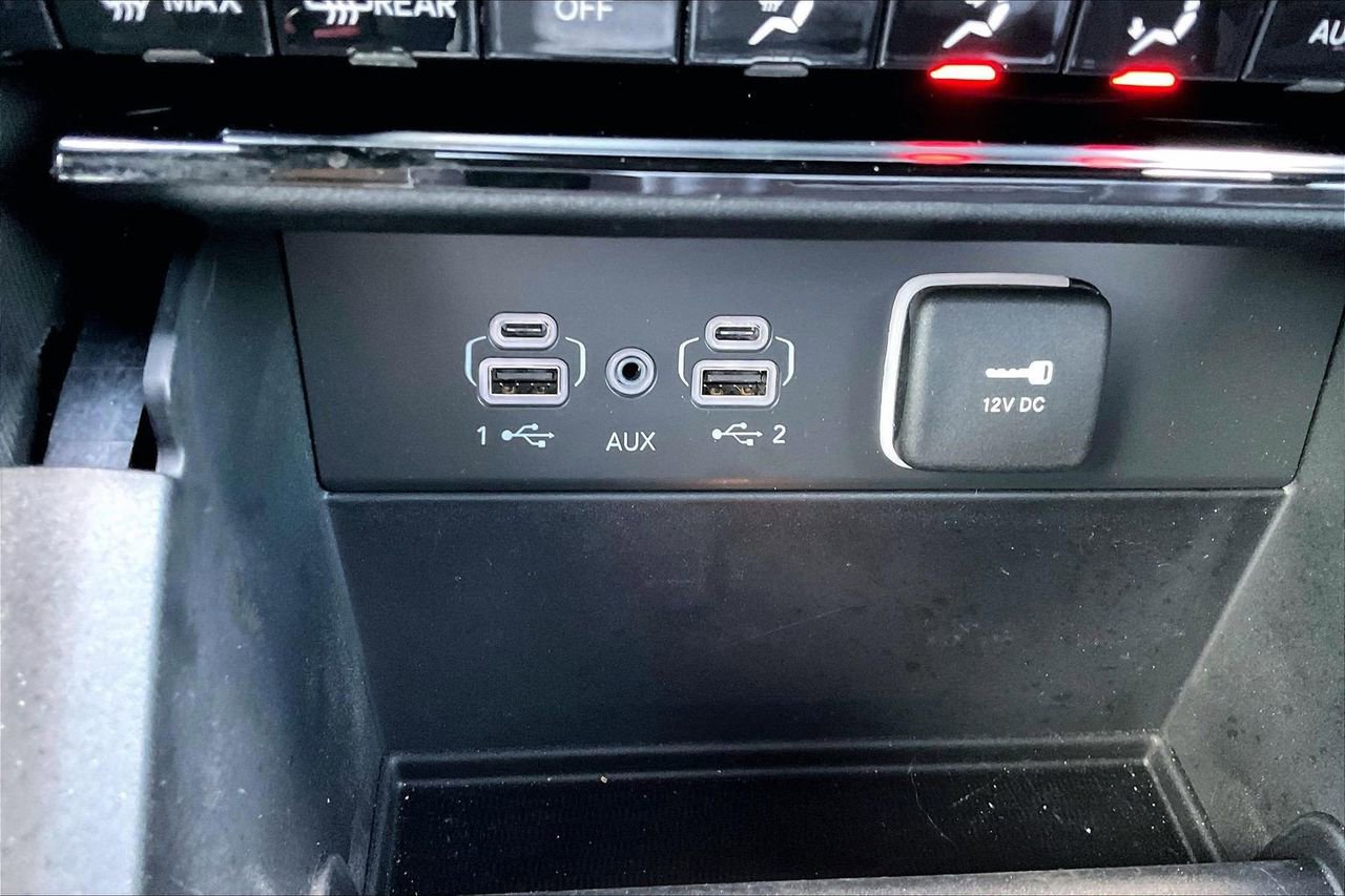 Certified 2025 Jeep Grand Cherokee Limited w/ Black Appearance Package image 18