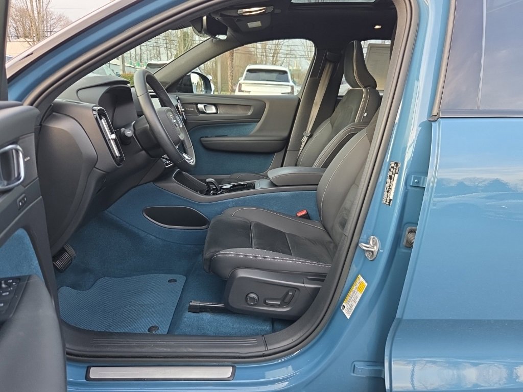 Certified 2023 Volvo XC40 Recharge Ultimate image 4
