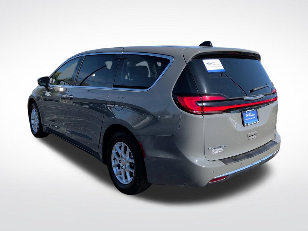Used 2023 Chrysler Pacifica Touring-L FWD image 5