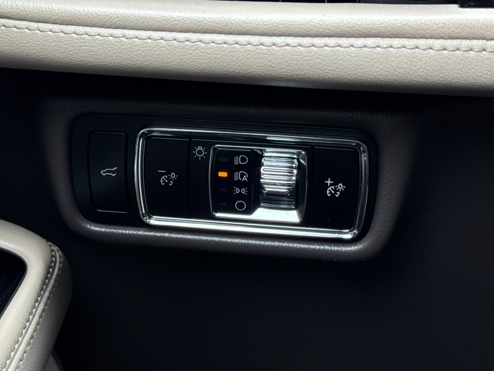 Used 2023 Lincoln Aviator 2WD w/ Premium Package image 34